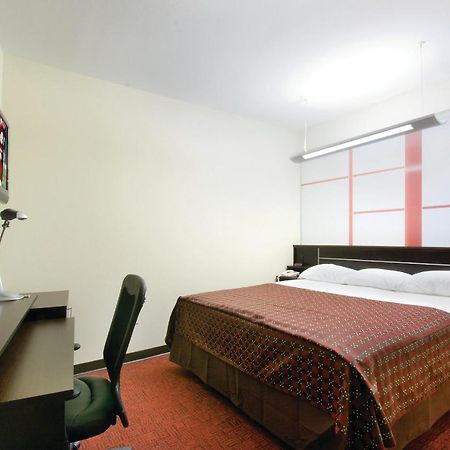 Red Roof Inn & Suites Бомонт Экстерьер фото