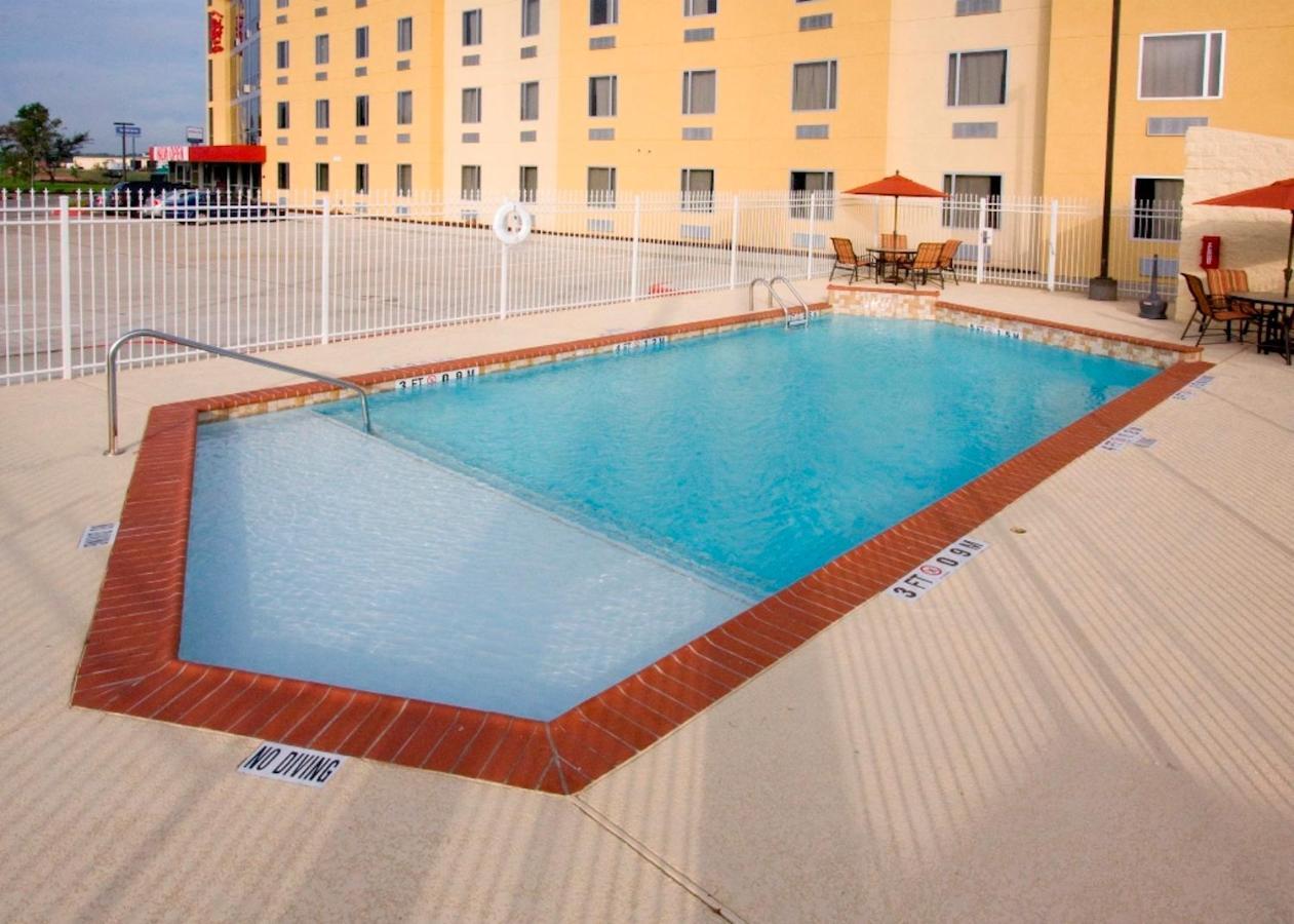Red Roof Inn & Suites Бомонт Экстерьер фото
